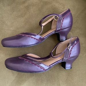 NWOT Hotter Dark Lilac T-Strap